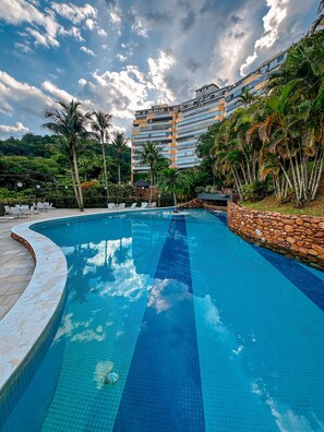 Apartamento básico | Piscina | Una piscina al aire libre