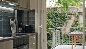 Eine Küche mit dunklen Fliesen, einer Kaffeemaschine und einem Toaster.