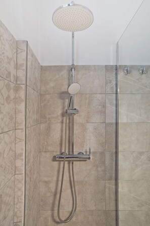 Dusche, Haartrockner, Handtücher, Seife