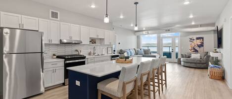 Geladeira, micro-ondas, fogão, cooktop