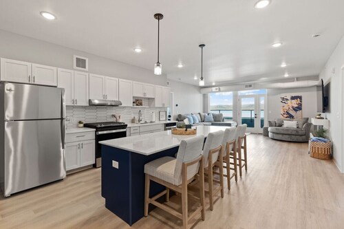 Top floor unit with huge patio overlooking Lake Pepin - Unit 302
