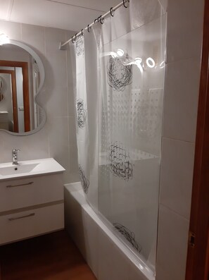 Hair dryer, towels, soap, toilet paper - Apartment in Internacional 2 SALOU (Salou)