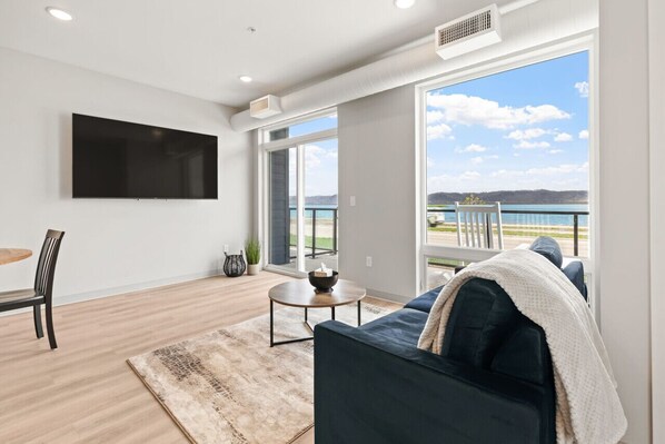 智能电视、壁炉