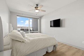 2 bedrooms, iron/ironing board, free WiFi, bed sheets - Top floor unit with huge patio overlooking Lake Pepin - Assigned Garage - Unit 303 (Lake City)