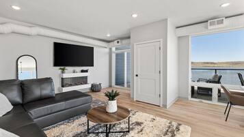 Smart TV, fireplace