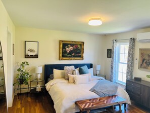 4 habitaciones, escritorio y tabla de planchar con plancha 