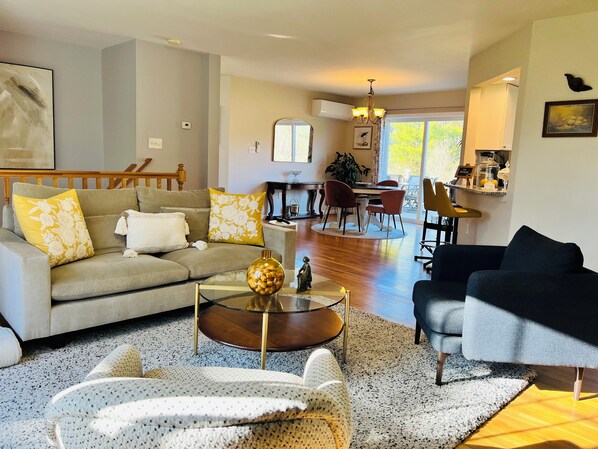 Smart TV, chimenea, libros y monitor de computadora 