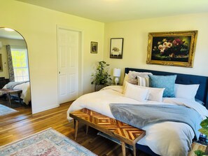 4 bedrooms, desk, iron/ironing board, travel crib