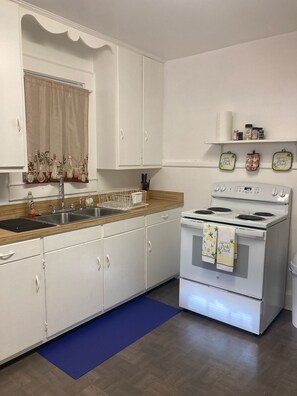 Fridge, oven, stovetop, coffee/tea maker - Charming 2-bedroom townhome in quaint Hamlet with WiFi, AC (Hamlet)