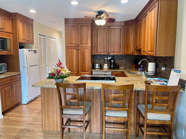 Mikrowelle, Ofen, Herdplatte, Geschirrspüler