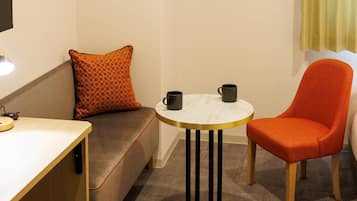 Standard Room, 2 Twin Beds, Non Smoking | Premium bedding, laptop workspace, WiFi (free), bed sheets