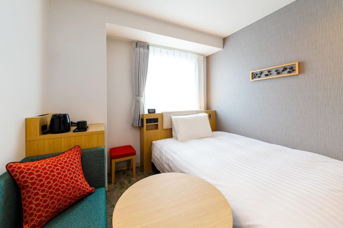 Standard Room, 1 Double Bed, Non Smoking | Premium bedding, laptop workspace, WiFi (free), bed sheets
