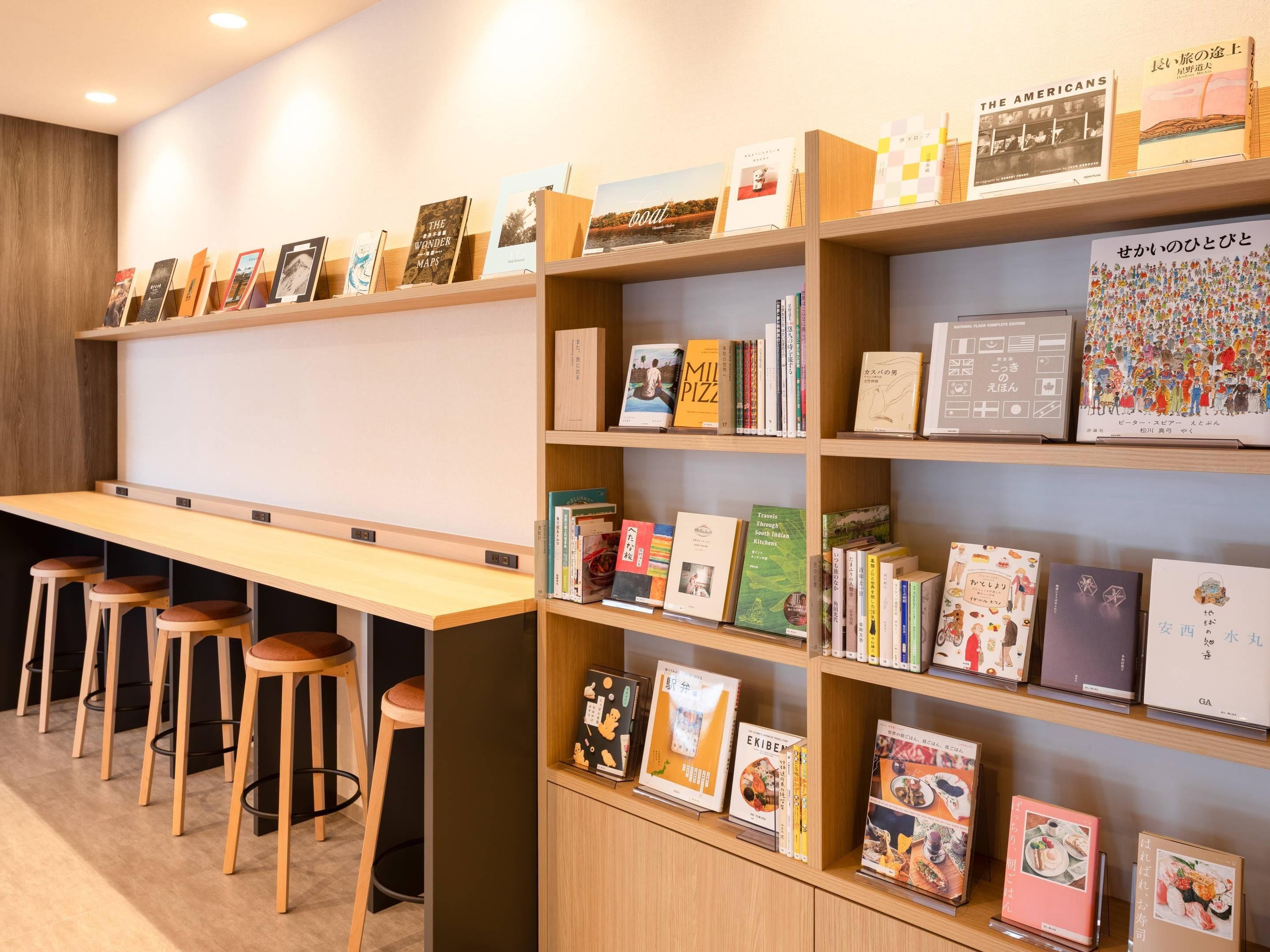 Eine Bibliothek mit Bücherregalen und Lesesesseln.