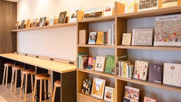 Eine Bibliothek mit Bücherregalen und Lesesesseln.