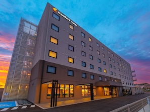 A modern Comfort Hotel with a flat facade, multiple windows, and a clear sky. - Comfort Hotel Kii Tanabe (Tanabe)