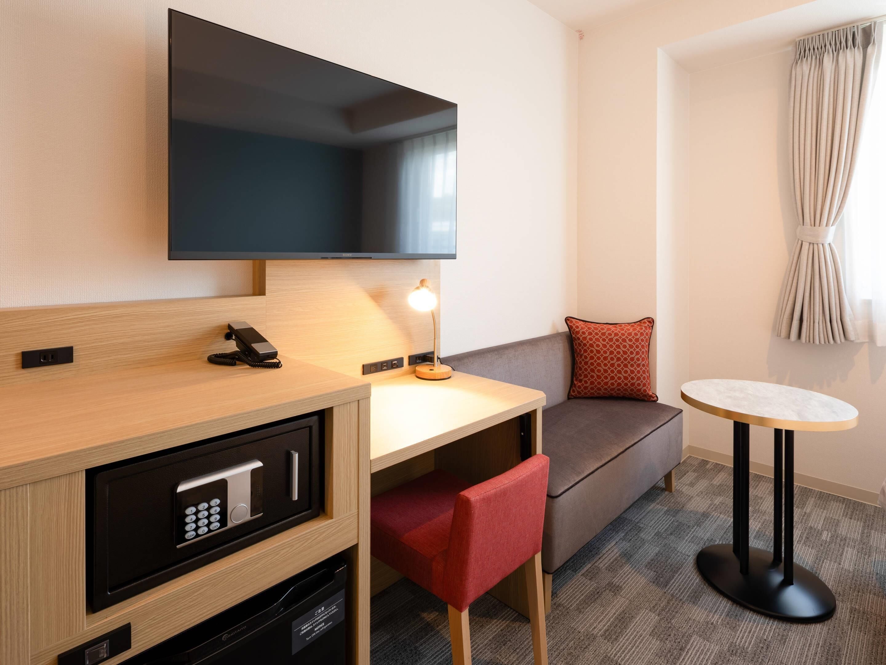 Standard Room, 1 Queen Bed, Non Smoking | Premium bedding, laptop workspace, free WiFi, bed sheets