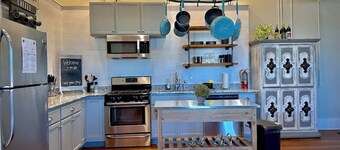 Gorgeous 2-bedroom loft in Downtown Denison, washer/dryer, KING bed, WiFi, patio