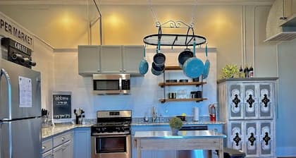 Gorgeous 2-bedroom loft in Downtown Denison, washer/dryer, KING bed, WiFi, patio