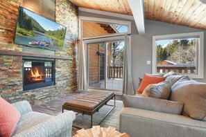 Televisión y chimenea 