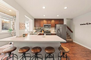 Een koelkast, een microgolfoven, een oven, een kookplaat