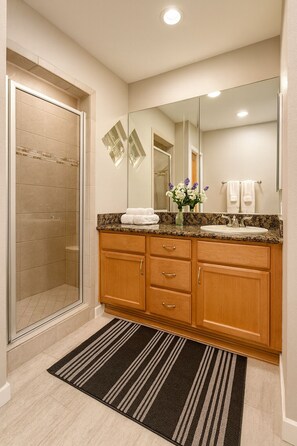 Regadera, tina de hidromasaje, secadora de cabello, toallas 