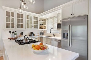 Fridge, microwave, oven, stovetop - Gold Bend Bliss | Short Drive to Beaches & Golfing (Truckee)