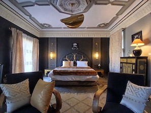 Kahden hengen signature-huone | Ylelliset vuodevaatteet, pillowtop-patjalliset sängyt