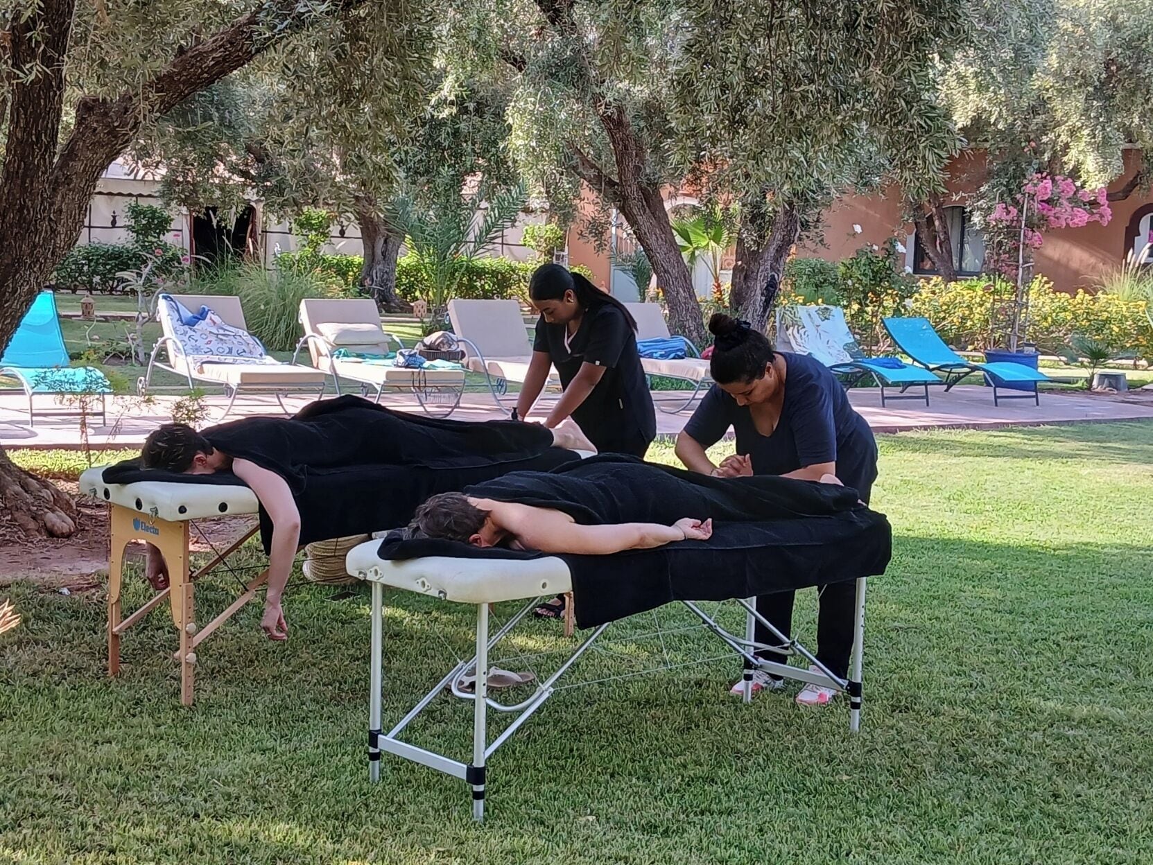 Masajes con piedras calientes, masajes de tejido profundo y masajes 