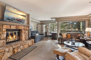 Een televisie, een open haard en een kantoor