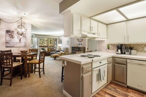 Een koelkast, een magnetron, een oven, een kookplaat