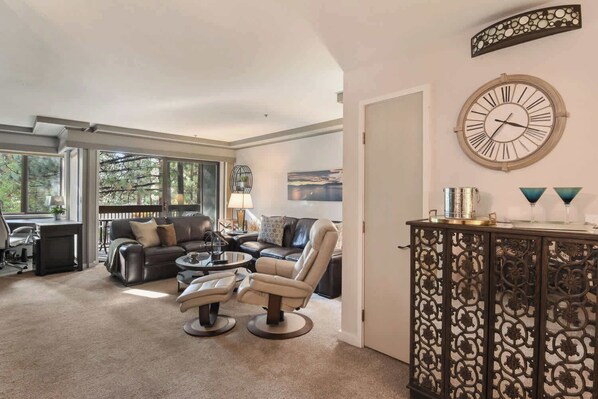 TV, fireplace, offices