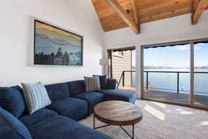 テレビ、暖炉、書斎 / ワークスペース