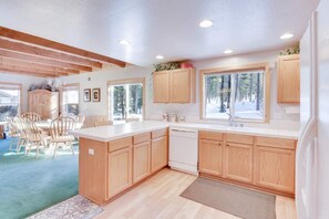 Fridge, microwave, oven, stovetop - McKinney Estate w/ Roof Deck | Beach & Hike! (Tahoma)