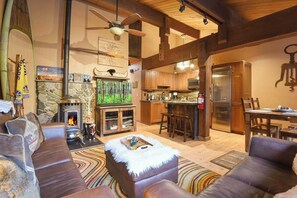 TV, fireplace, DVD player - North Lake Tahoe Alpine Retreat – 5 Min to Skiing! (Alpine Meadows)