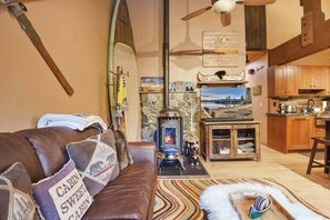 TV, fireplace, DVD player - North Lake Tahoe Alpine Retreat – 5 Min to Skiing! (Alpine Meadows)