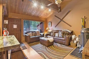 TV, fireplace, DVD player - North Lake Tahoe Alpine Retreat – 5 Min to Skiing! (Alpine Meadows)