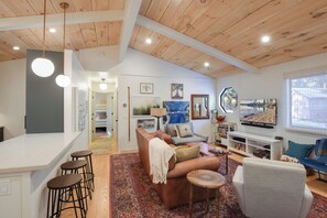 Fernseher, Kamin, DVD-Player