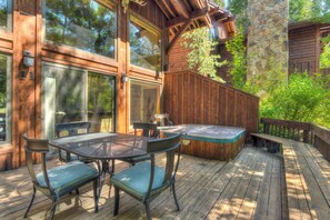 Outdoor dining - Ridge Court Barrel | Relax in Private Hot Tub (Olympic Valley)