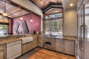 Fridge, microwave, oven, stovetop - Ridge Court Barrel | Relax in Private Hot Tub (Olympic Valley)