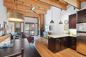 TV, caminetto, lettore DVD