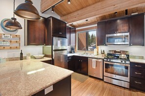 Fridge, microwave, oven, stovetop - Silver Strike Getaway | Near Skiing, Biking & Beach (Truckee)