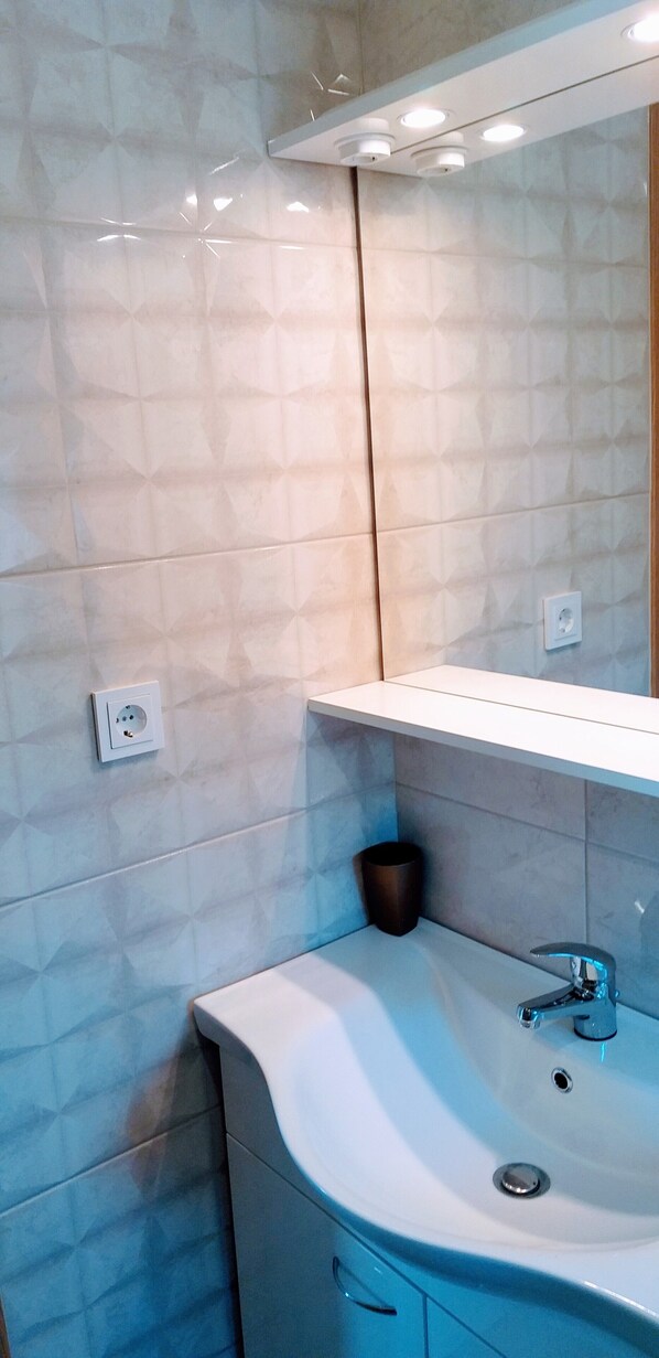 Dusche, Haartrockner, Handtücher, Seife