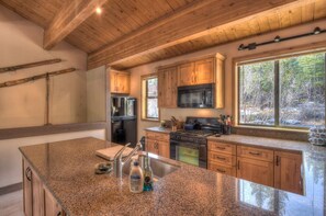 Fridge, microwave, oven, stovetop - Silver Tree Sanctuary in Aspen Grove! (Truckee)