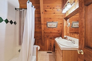 Shower, hair dryer - Beautiful Mountain Getaway (Kings Beach)