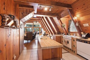 Fridge, microwave, oven, stovetop - Beautiful Mountain Getaway (Kings Beach)