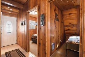 2 bedrooms, iron/ironing board, WiFi, bed sheets - Beautiful Mountain Getaway (Kings Beach)