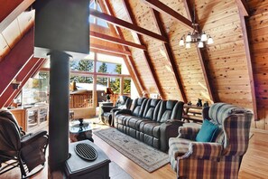 Fernseher, Kamin, DVD-Player