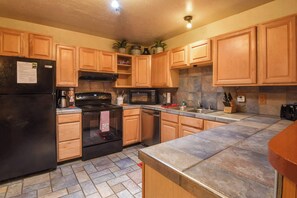 Fridge, microwave, oven, stovetop - Tahoe Pines Cabin (Homewood)