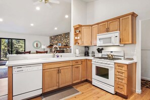 Fridge, microwave, oven, stovetop - Tranquil Tumbleweed | Close to Skiing & More! (Incline Village)