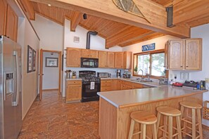 冷蔵庫、電子レンジ、オーブン、コンロ